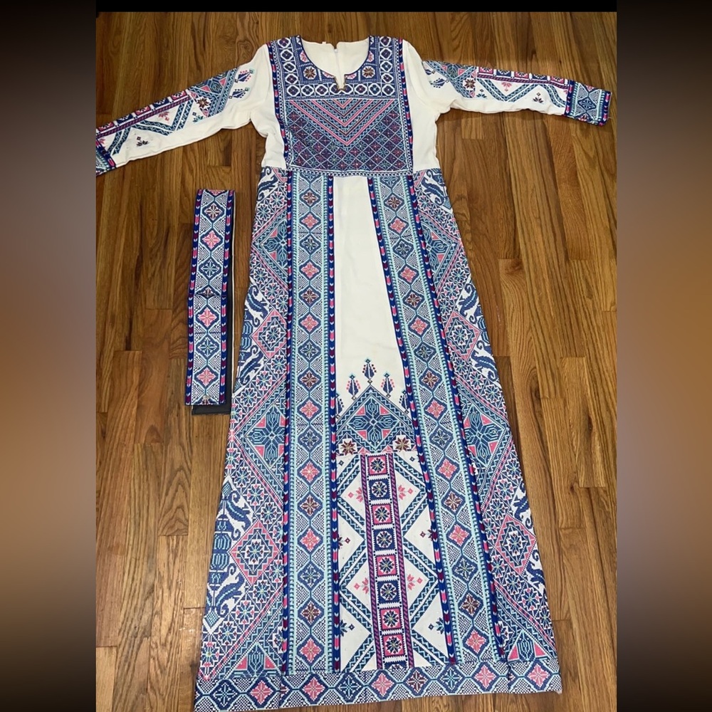 Palestinian thob white and blue is on kemash